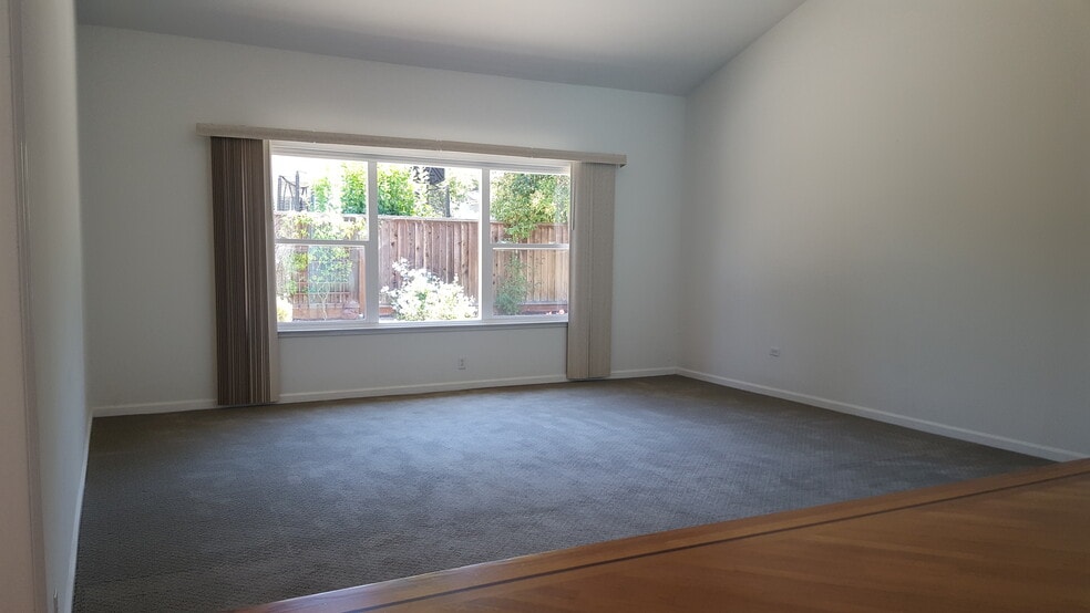 Living room - 3986 Fairlands Drive