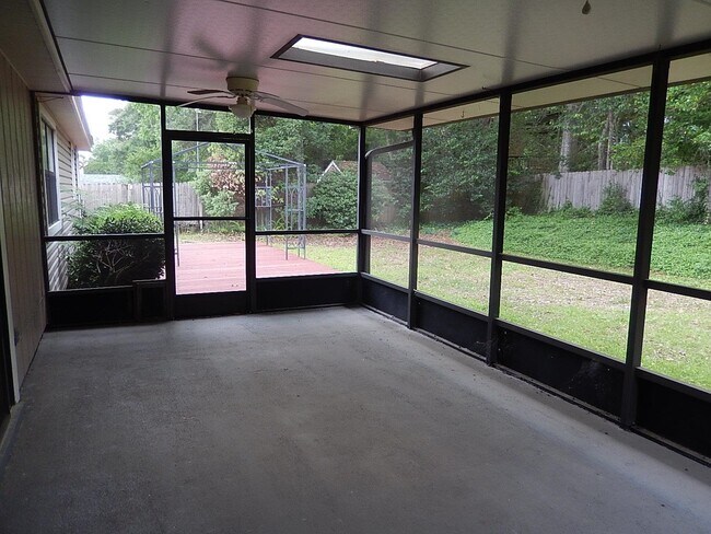 Building Photo - 740 Red Fern Rd