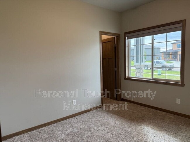 Building Photo - 7352 Eagle Point Dr S