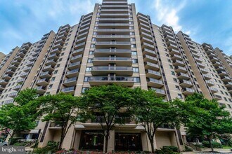 Building Photo - 307 Yoakum Pkwy