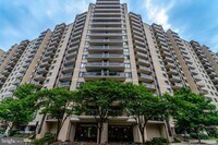 Building Photo - 307 Yoakum Pkwy