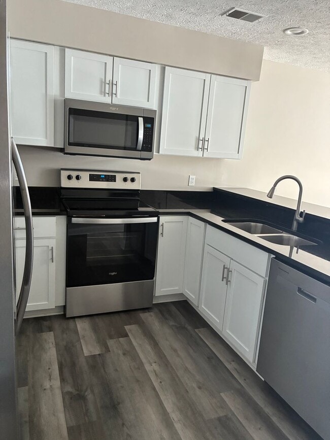 Building Photo - 3 Bedroom 2 Bath Condo