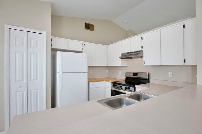 Building Photo - Charming 3/2 Spacious Home Located in the ...