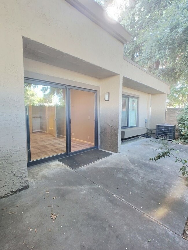 Building Photo - Dry Creek Village Townhouse!