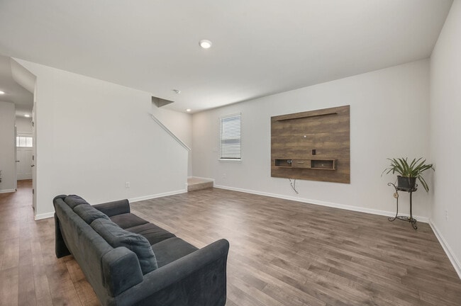 Building Photo - 387 Mardella Dr