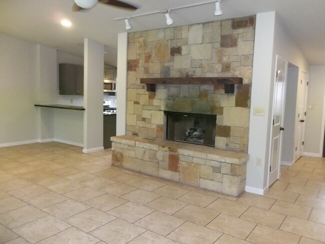 Building Photo - 210 Loma Vista Dr