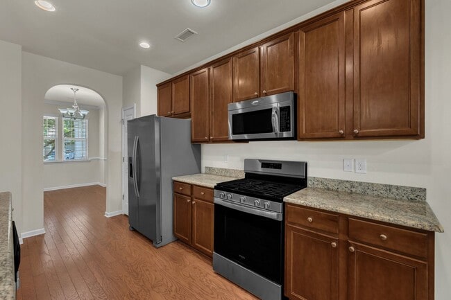 Building Photo - 3 Bedroom Townhome with 2 Car Garage in He...