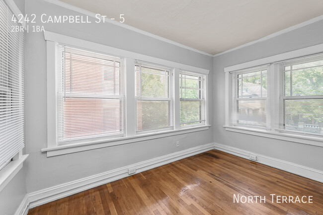 Building Photo - Charming 2BR in South Hyde Park – Where Hi...