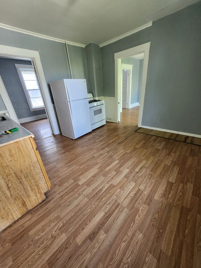 Building Photo - Upper 4 bedroom unit