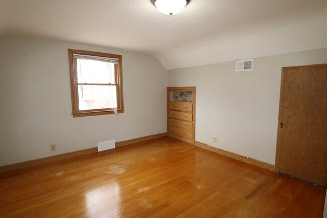 Building Photo - Refurbished 4-Bedroom Home