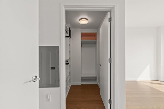 Building Photo - 75 Park Ln S