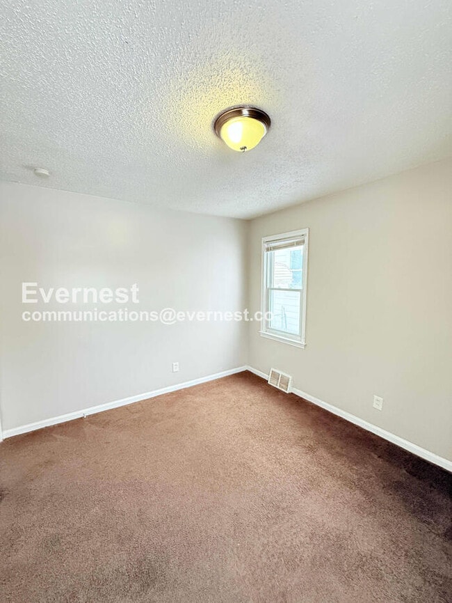 Building Photo - 3 Bed/2 Bath Home with Fenced Yard / Pet-Friendly / Vouchers Accepted / Available Now!