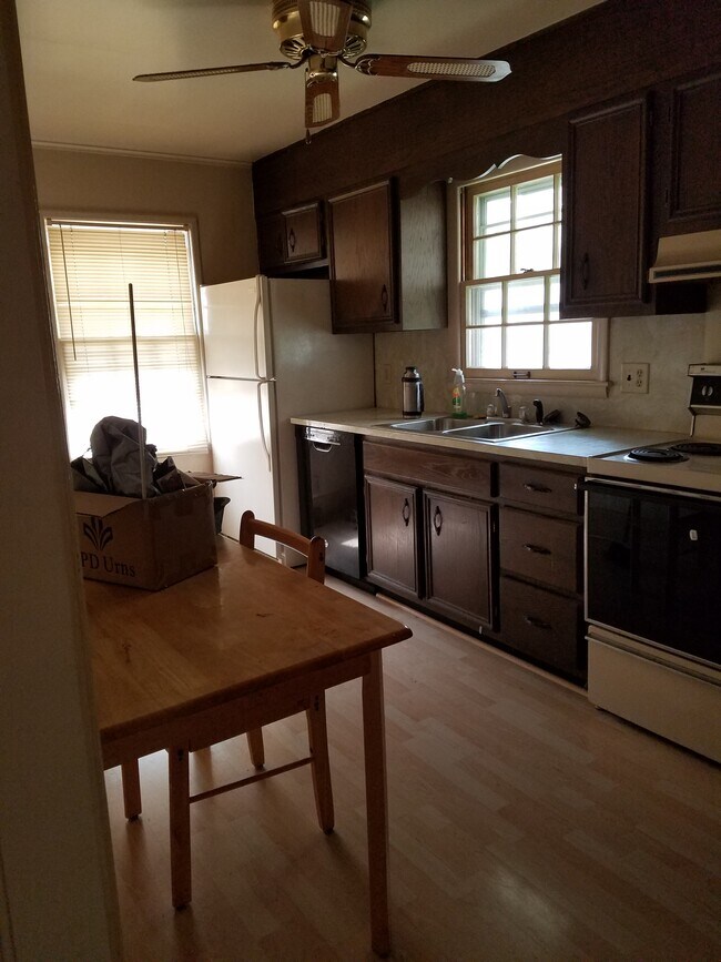 Building Photo - 2039 E Whitmer St