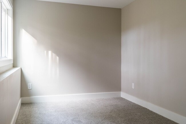 Building Photo - Fantastic Fairwood Home - Impressive interiors and lots of space