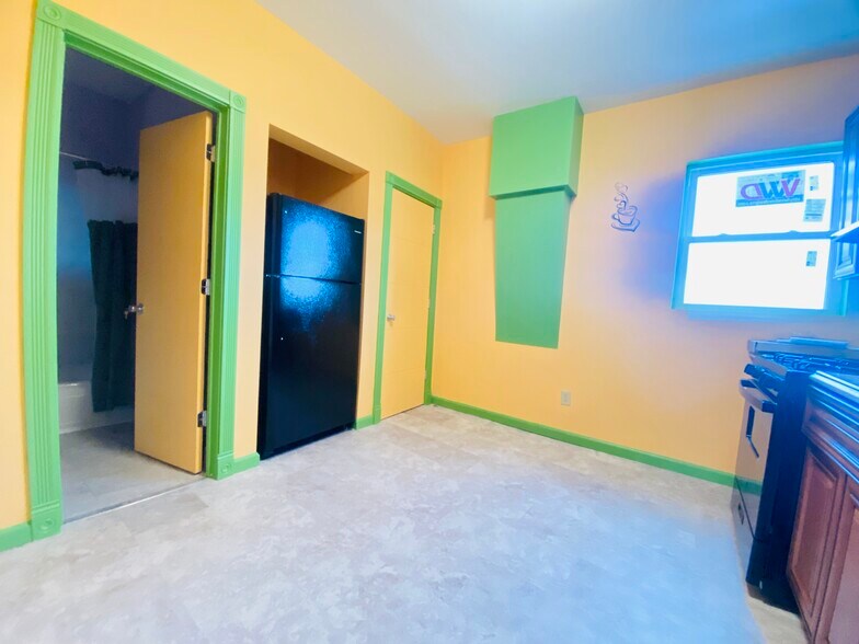 Building Photo - 1337 Madison St