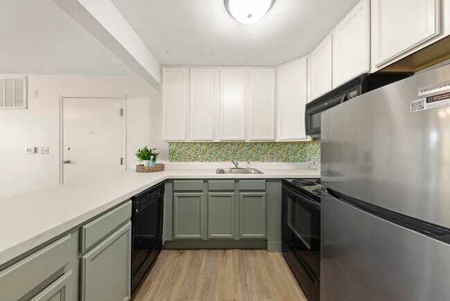 Building Photo - 5821 Oakwood Dr