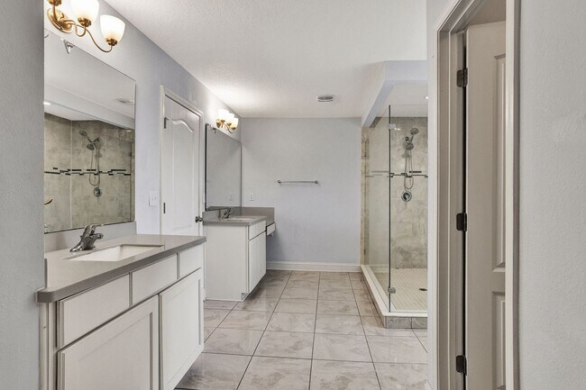 Building Photo - Beautiful 5/4 Home with Over 4k sqft, Fenced in Yard & 3 Car Garage! Pet friendly!