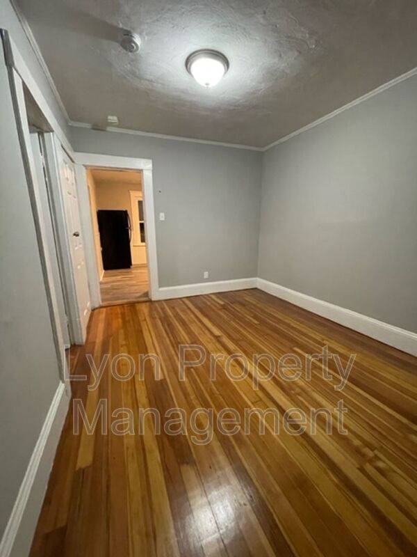 Building Photo - 42 Parker St