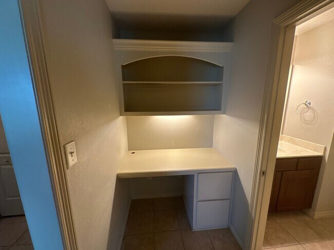 Building Photo - 2 BED 2 BATH TOWNHOME ON SHUTTLE ROUTE NEAR CAMPUS -  WITH POOL!