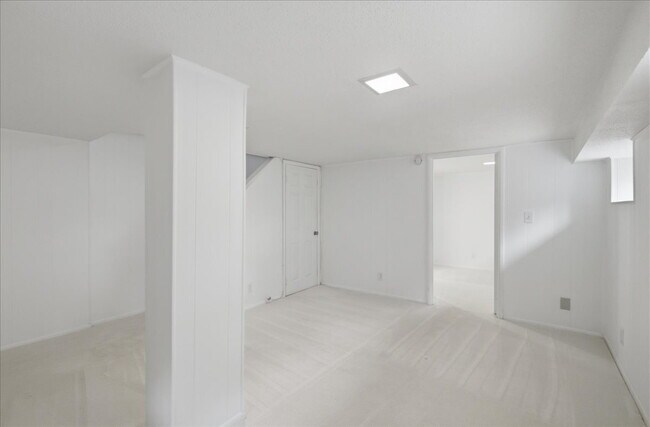 Building Photo - Elegant End-Unit Fairlington Villages Townhome with Private Balcony & Exceptional Community Ameni...