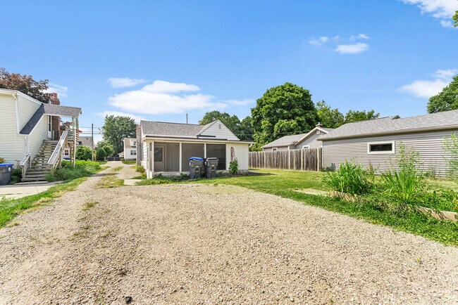 Building Photo - 163 Plummer Ave