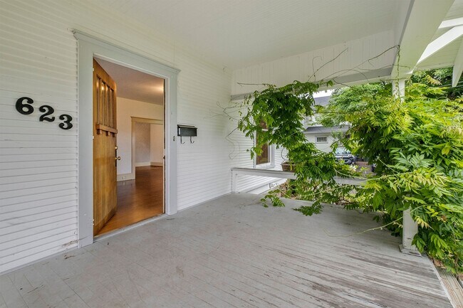 Building Photo - Charming bungalow