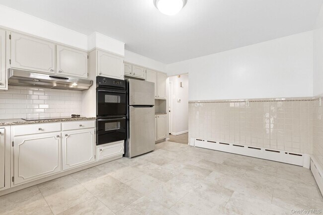 Building Photo - 222 Park Ave E