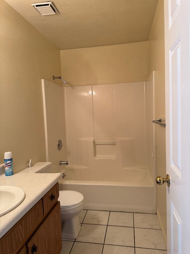 Building Photo - For Rent – Spacious 4 Bed, 3 Bath Home