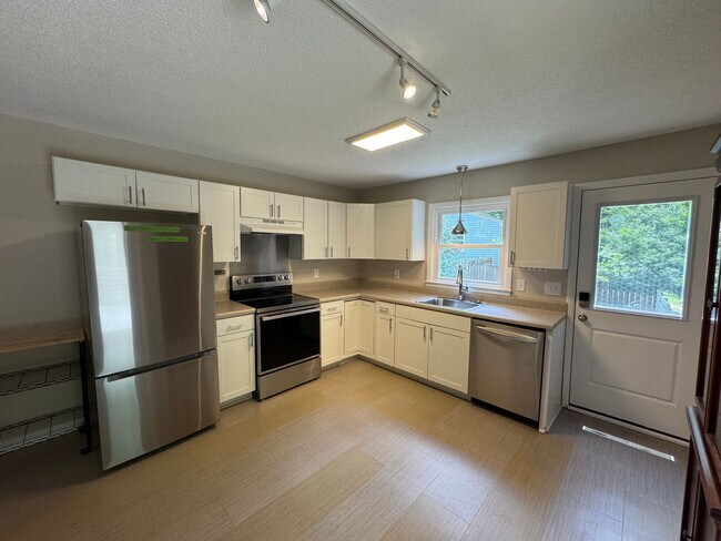 Building Photo - Remodeled ranch with fenced in yard!