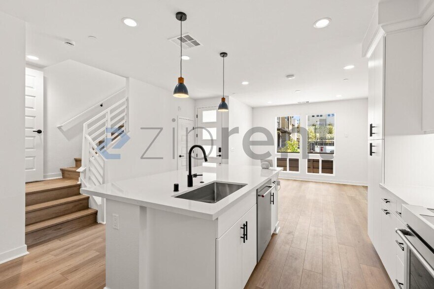 Building Photo - Unit