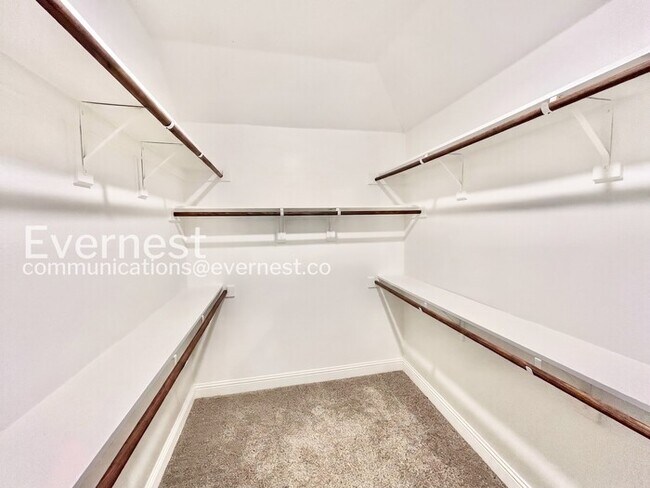 Building Photo - 4 Bed/2 Bath Home with Garage & Fenced Yard / Pet-Friendly / Available Now!