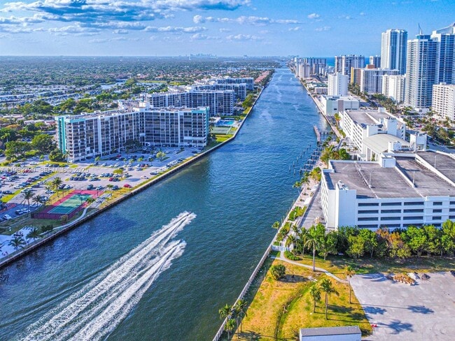 Building Photo - 800 Parkview Dr