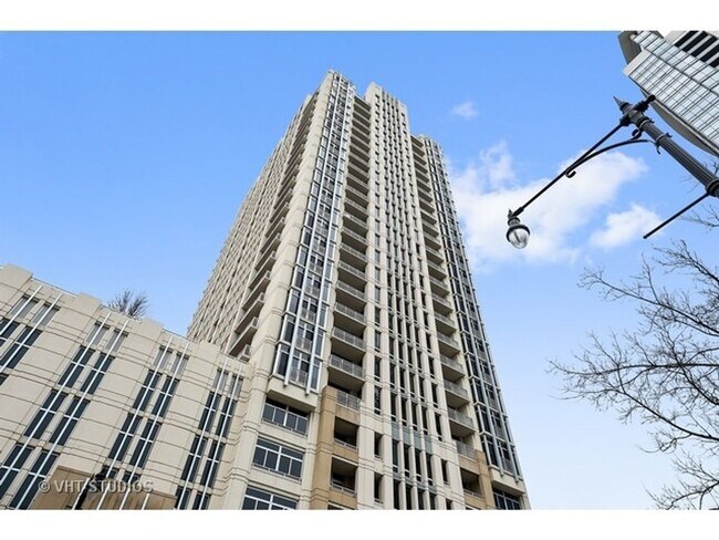 Building Photo - Southloop 2b2b comfortable living!