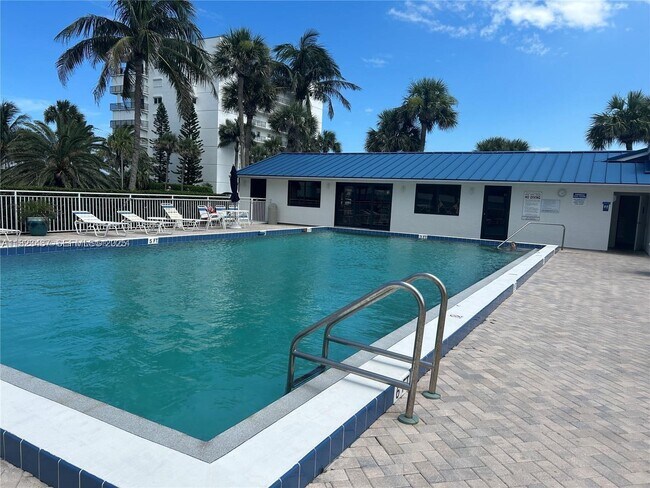 Building Photo - 5151 N Hwy A1A