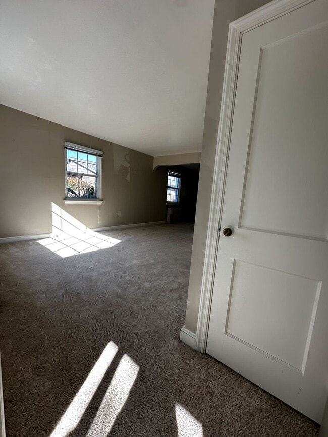 Building Photo - Spacious 2 Bedroom Home with Sunroom and Plenty of Storage!