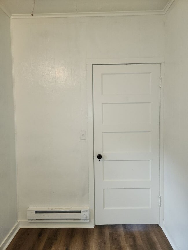 Building Photo - 3-bedroom 1 bath single family dwelling