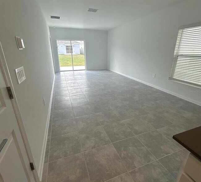 Building Photo - 2761 Armstrong Ave