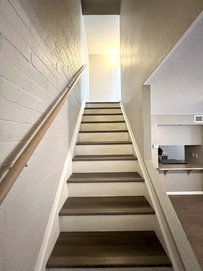 Building Photo - UPDATED 2 story townhome FOR RENT  **SAVE ...