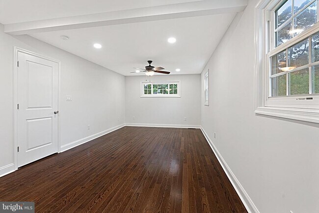 Building Photo - 409 Maiden Ln