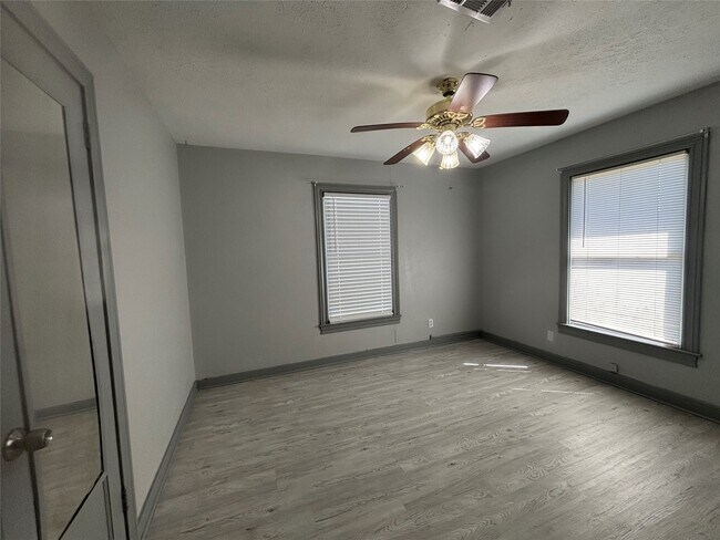 Building Photo - 301 19th Ave N