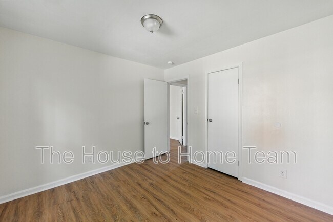 Building Photo - 711 Easy St