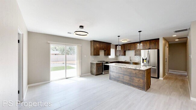 Building Photo - 3 br, 1.5 bath House - 2008 Vermont St NE ...