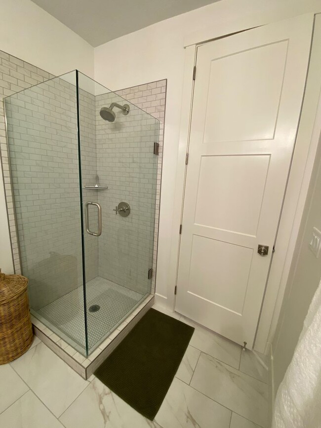 Building Photo - Newer Fully Furnished Private Studio Casit...
