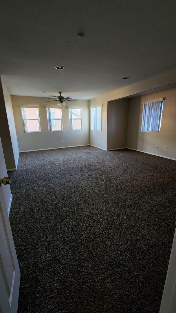 Building Photo - MOVE IN READY!!