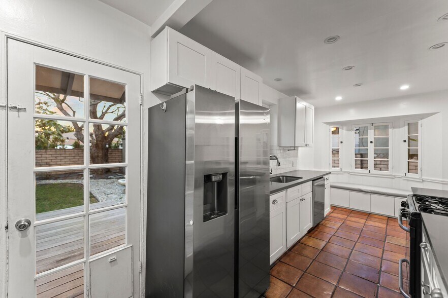 Building Photo - 3781 Greenwood Ave