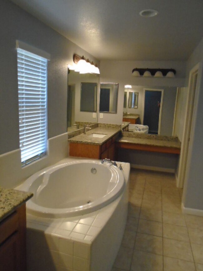 Building Photo - BEAUTIFUL WHITNEY OAKS HOME WITH 3+ BEDROOMS, 3 FULL BATHS, & 2 CAR GARAGE!