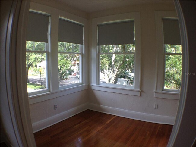 Building Photo - 823 S Oregon Ave