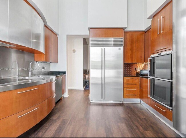 Building Photo - 18101 Collins Ave