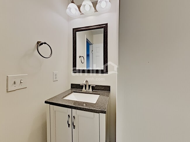 Building Photo - 916 Springs Hill Way