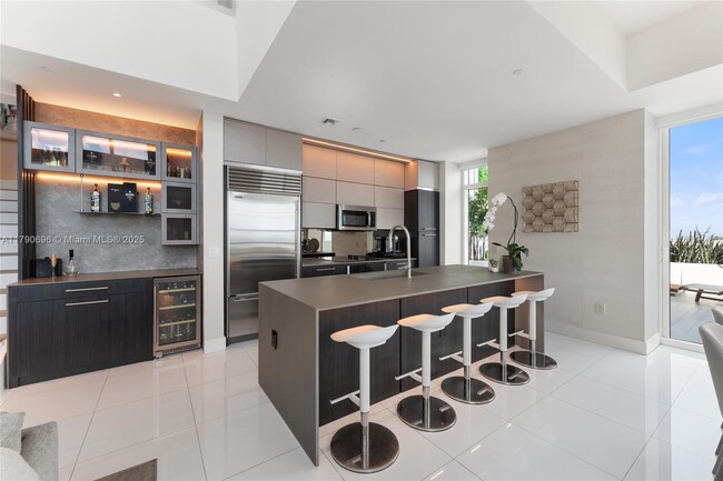 Building Photo - 950 Brickell Bay Dr